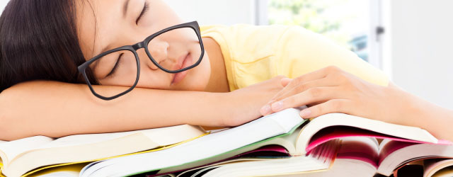 眠くて勉強に集中できないときは、睡眠不足が原因かも