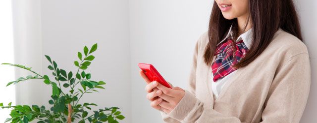 スマホが気になって勉強に集中でいないイメージ