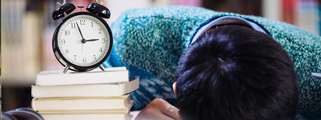 受験生に必要な睡眠時間が足りていないイメージ