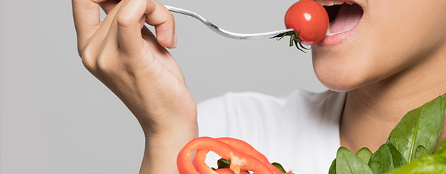 野菜を食べている女性の様子