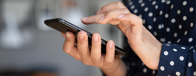 スマートフォンで電話しようとする様子