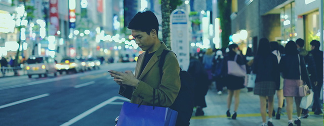 バス停で待っている男性の様子
