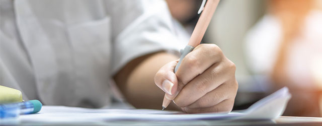 学生が鉛筆を持ってテストを受けている様子